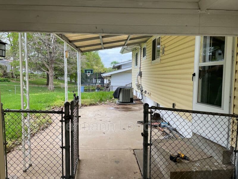 Saint Louis House: 451 Golden Valley Dr