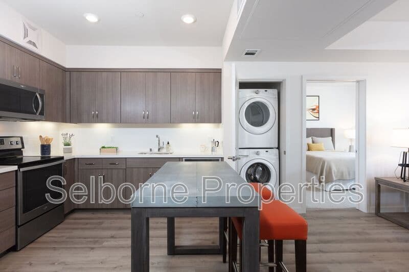 Oakland House: 777 Broadway