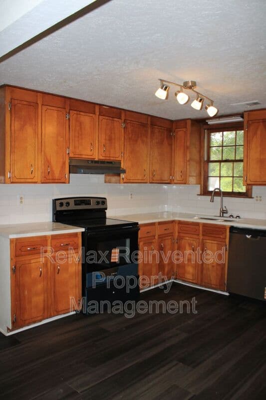 Aiken House: 3328 Vaucluse Rd.