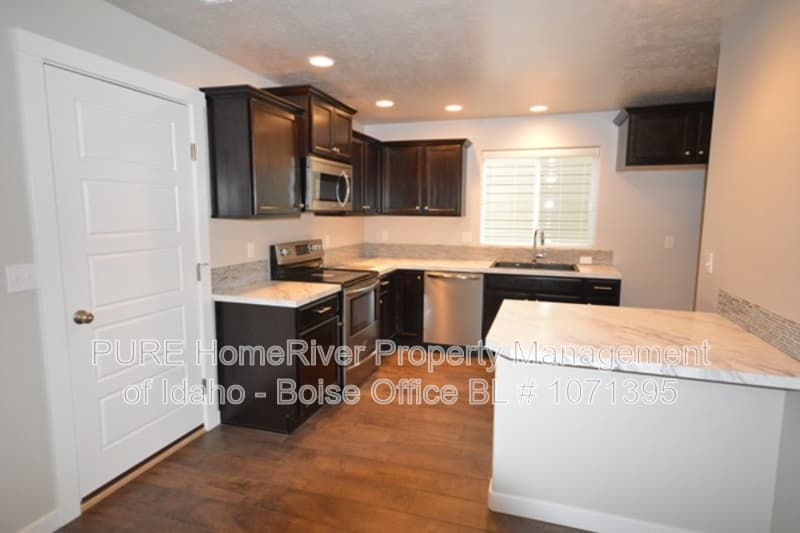 Meridian House: 629 N Manship Ave
