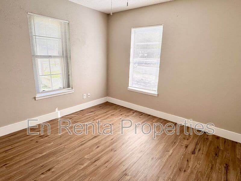 Ft Worth House: 716 W Broadus Ave.