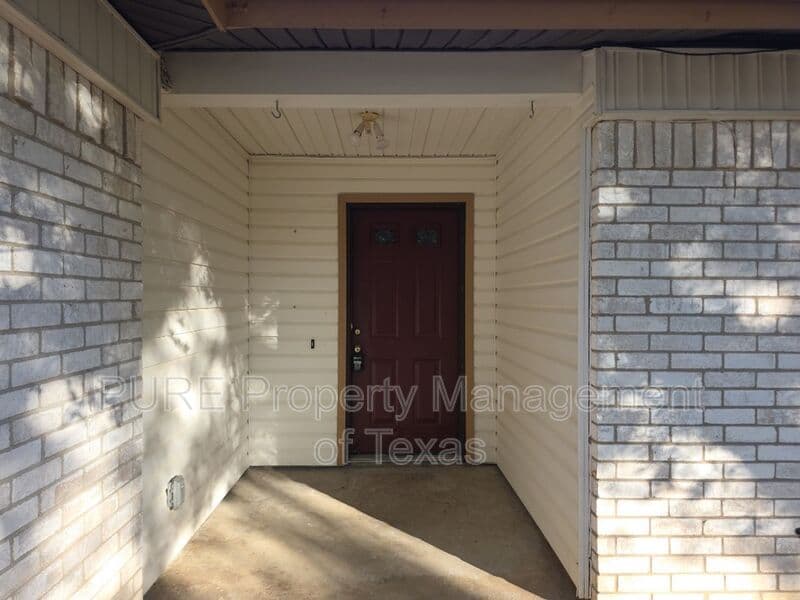 Elgin House: 304 McClendon Dr