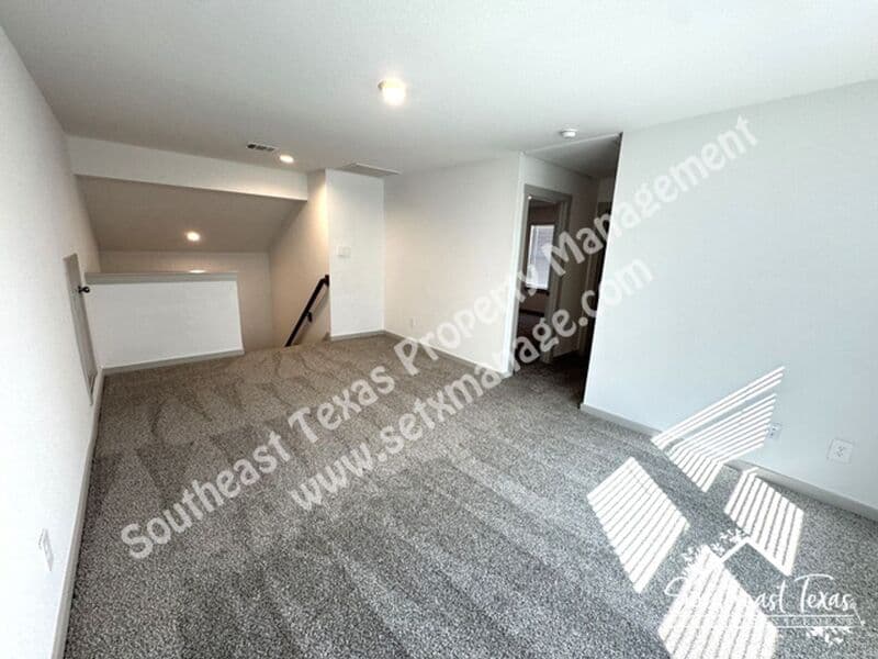 Anahuac House: 111 Lakeway Circle