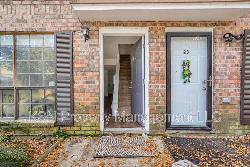 Savannah Townhome: 2220 East Victory Drive