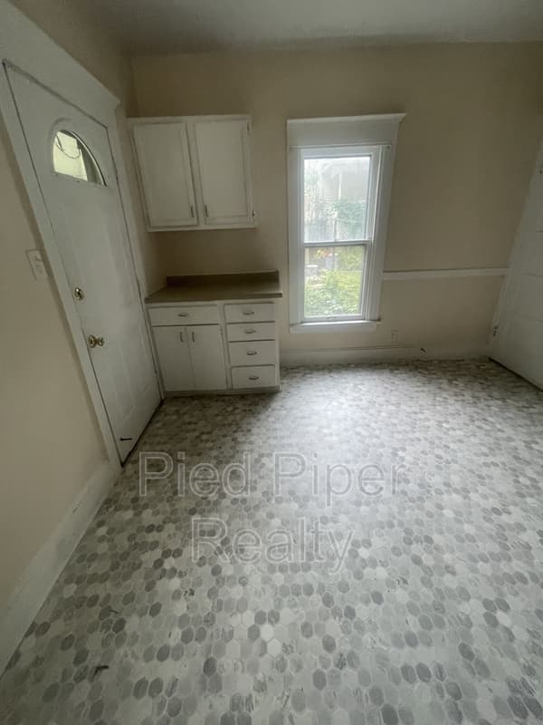 Freeport House: 943 S Galena Ave