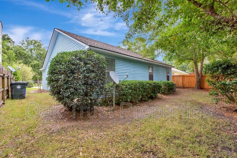 Charleston House: 1755 River Front Drive