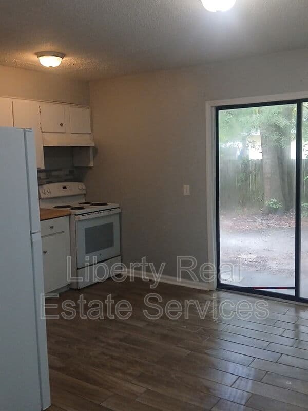 Hinesville House: 910 Berkshire Ter
