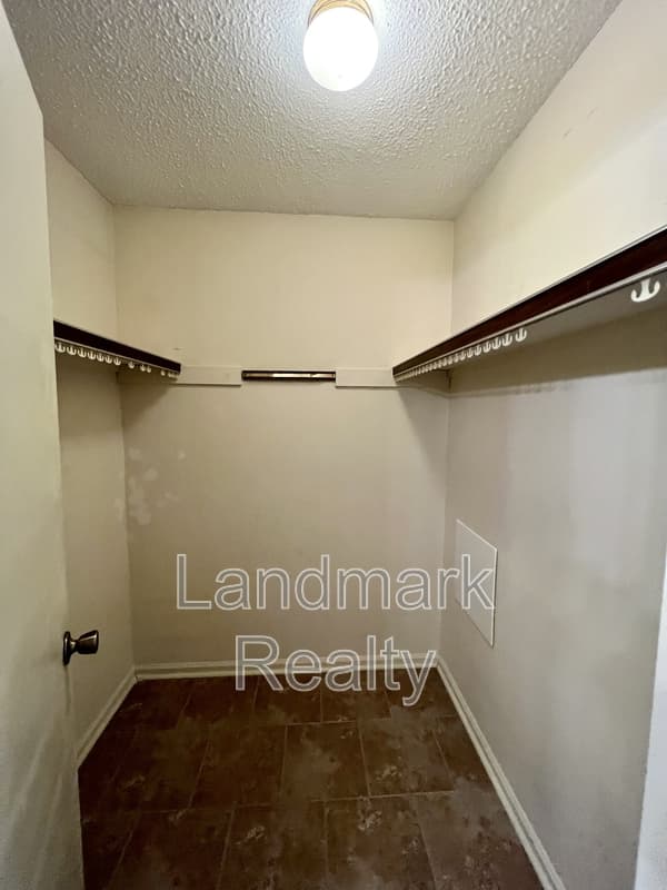 Warner Robins House: 116 Lake Front Drive