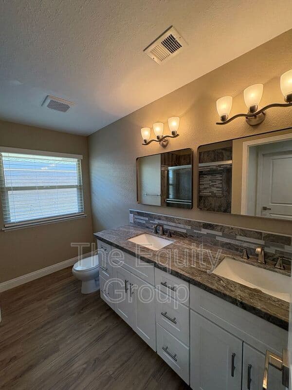 Visalia House: 2322 East Vassar Dr