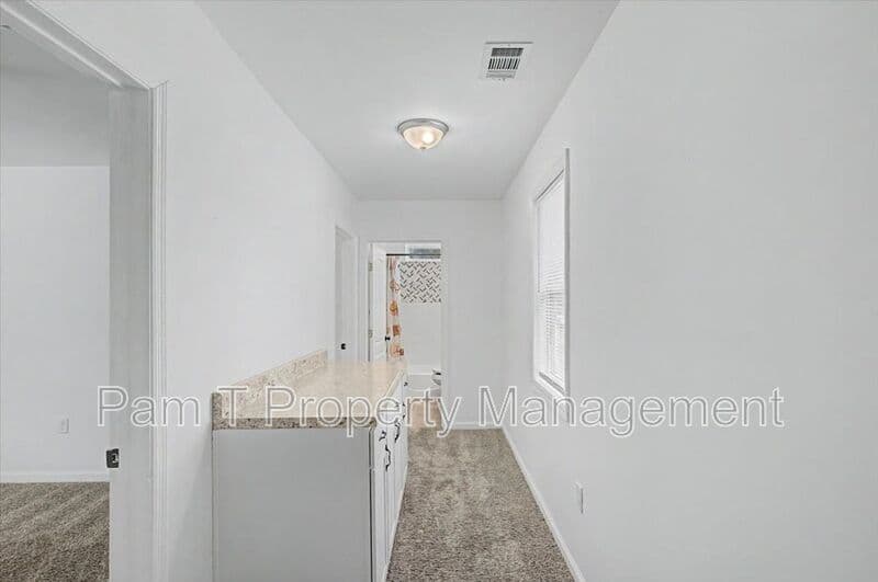 Savannah House: 1200 E 37th St
