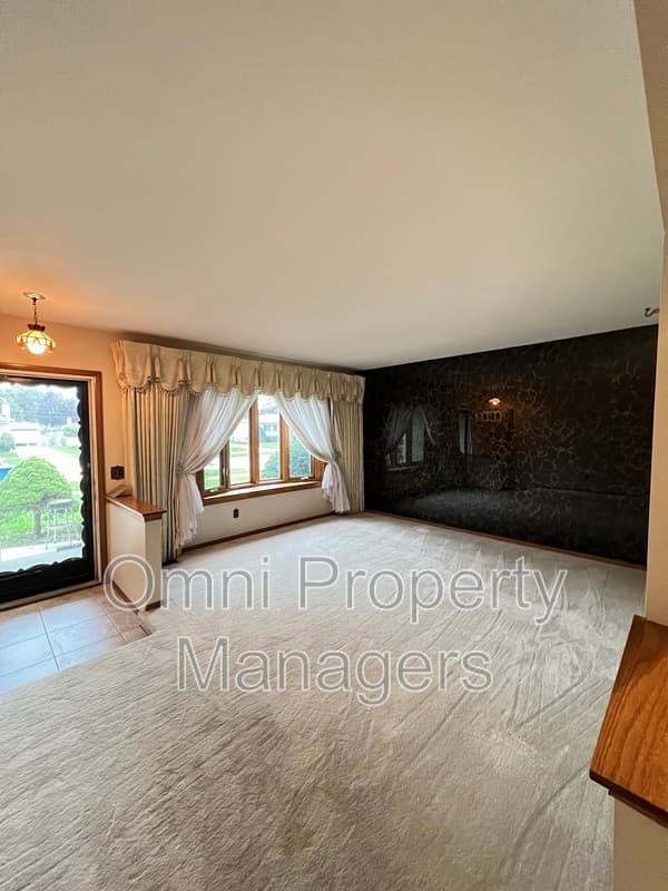 Warren House: 27359 Liberty Dr