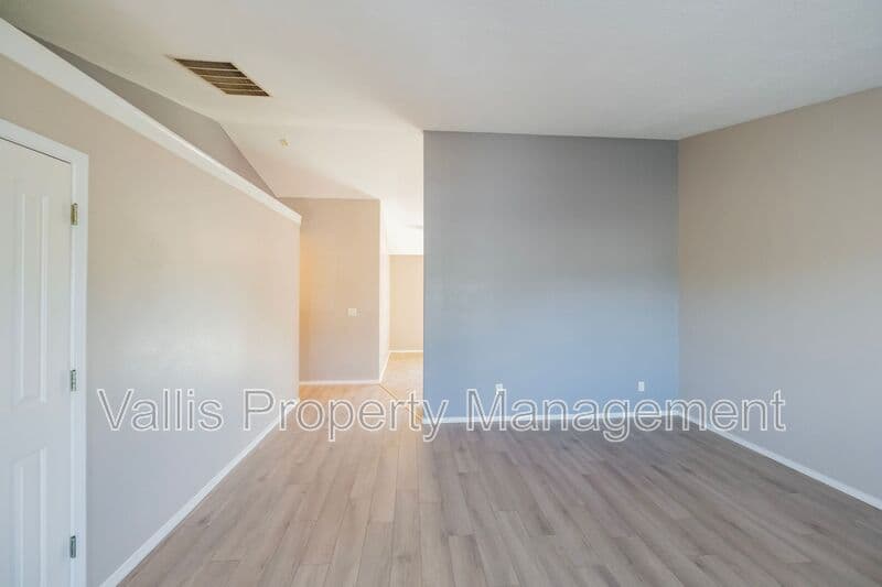 Albany House: 3234 23rd Avenue Southeast