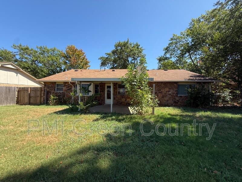 Broken Arrow House: 4708 S Maple Ave