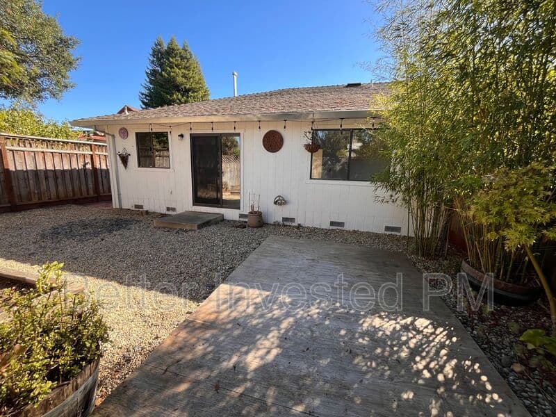 Healdsburg Condo: 427 North St