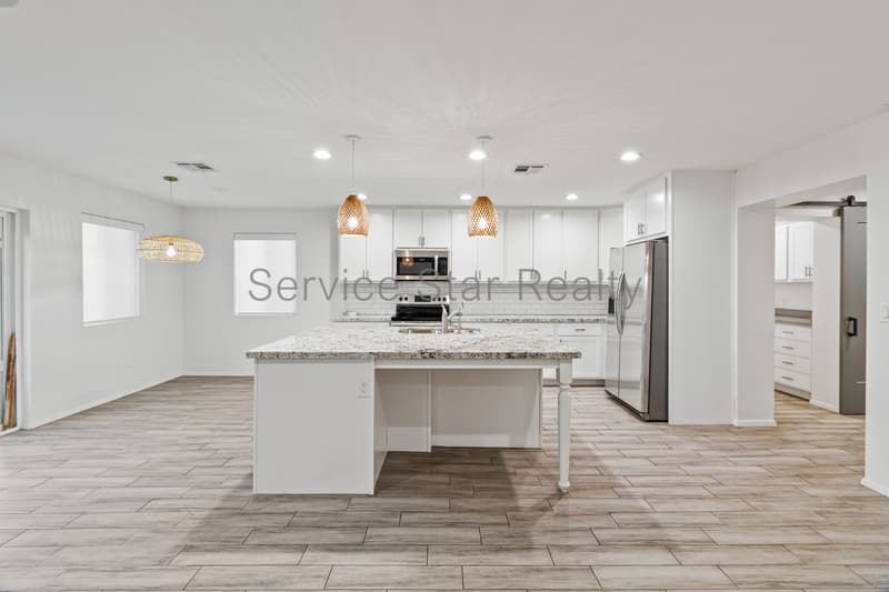 Chandler House: 1113 W Oakland St