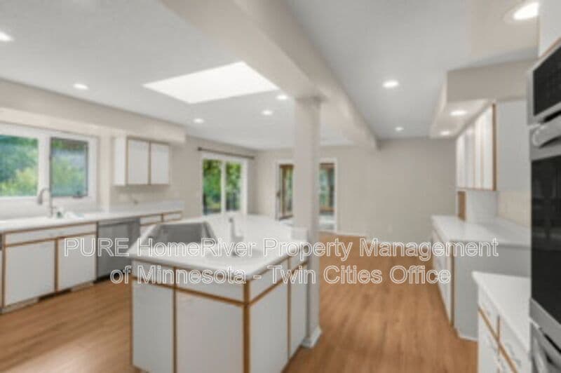 Edina House: 7420 Hyde Park Cir