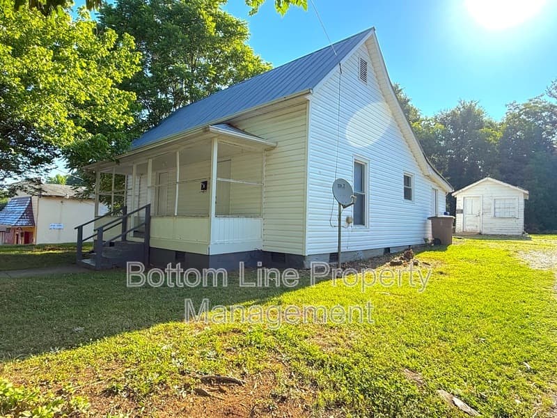 Shelby House: 216 Lineberger St