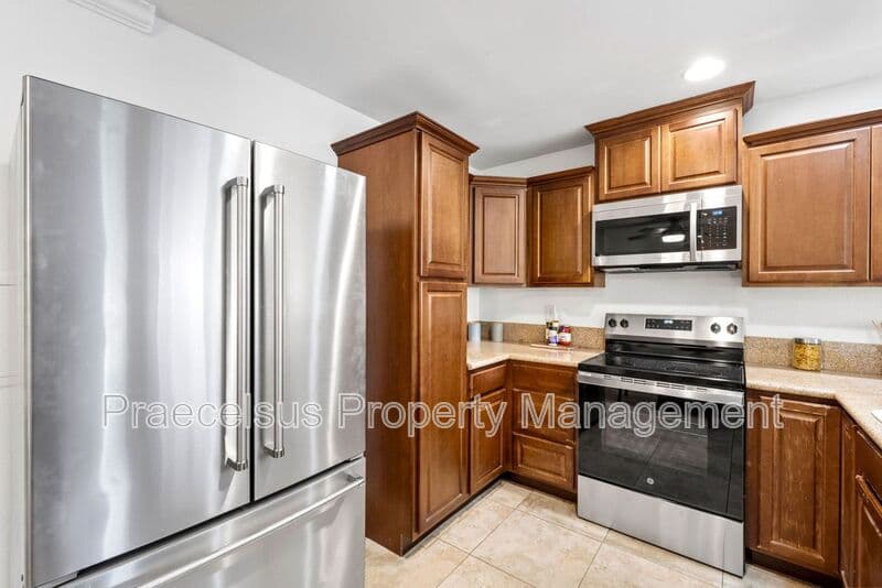 San Diego House: 6780 Friars Rd