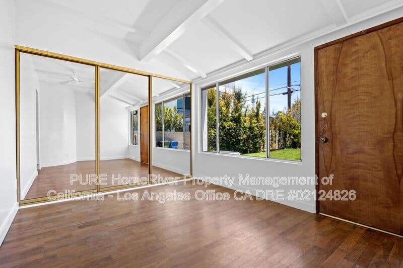 Los Angeles House: 1534 Hayworth Ave