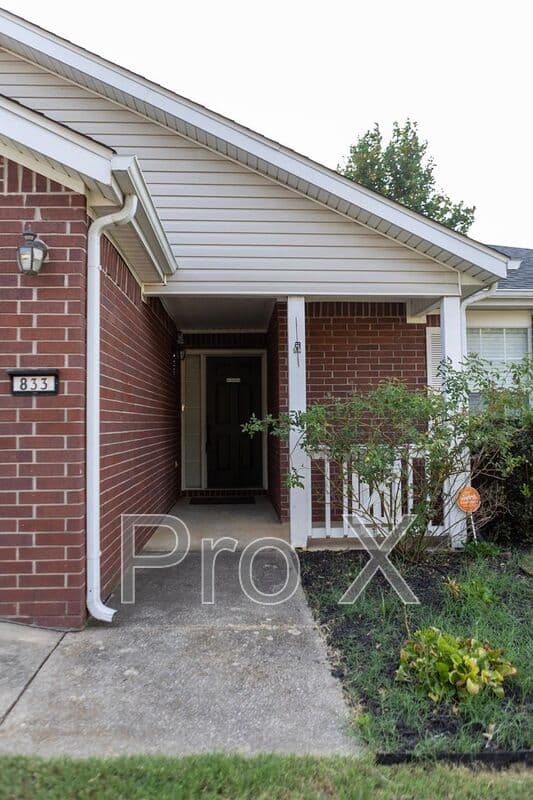 Fayetteville House: 833 S Eastview Drive