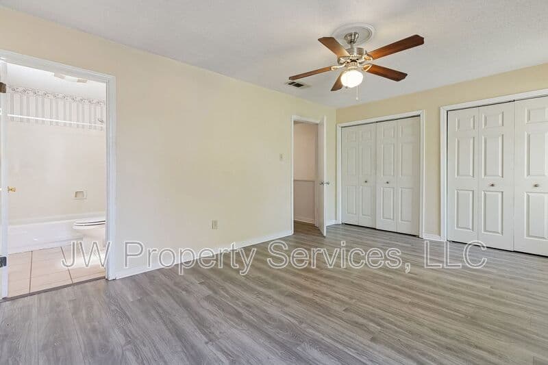 Metairie House: 2512-2514 Caswell Ln