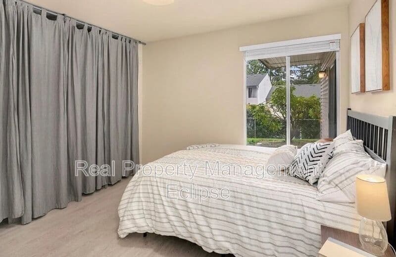 Seattle Condo: 17431 Ambaum Blvd S