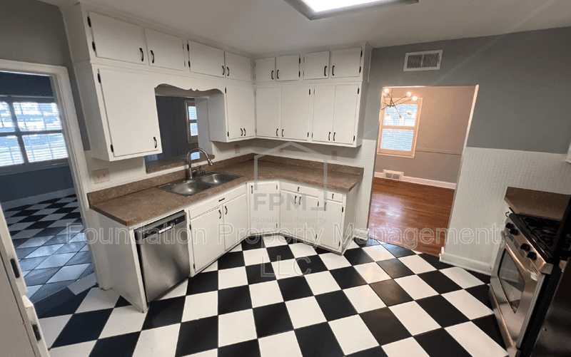Memphis House: 252 East Edwin Circle