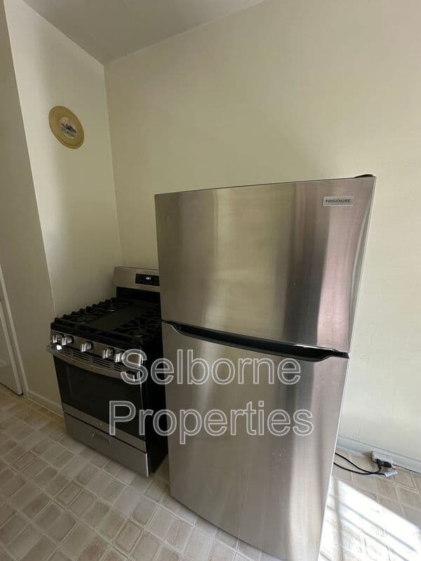 Oakland House: 2501 Ivy Drive
