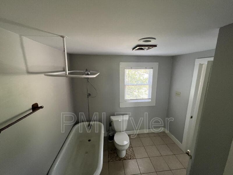Tyler House: 1708 S Robertson Ave