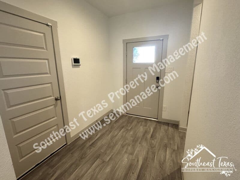 Anahuac House: 111 Lakeway Circle