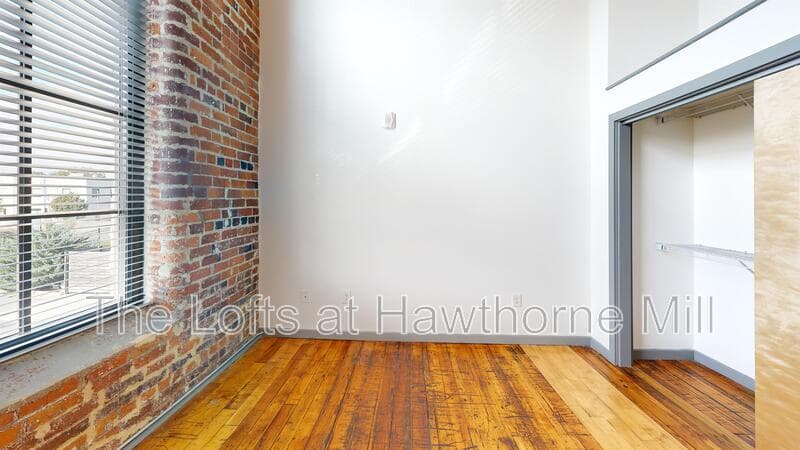 Charlotte Apartment: 1101 Hawthorne Ln