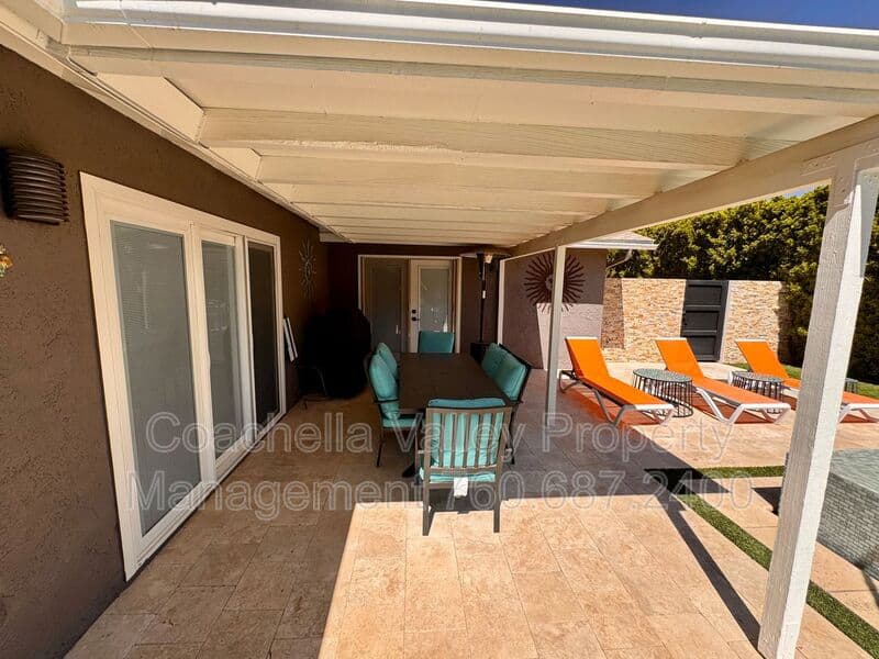 Palm Springs House: 2004 N San Antonio Rd