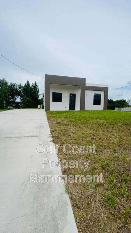 Lehigh Acres House: 3118 15th St SW