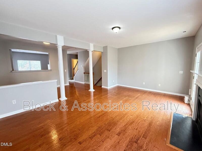 Raleigh House: 3113 Settle In Ln