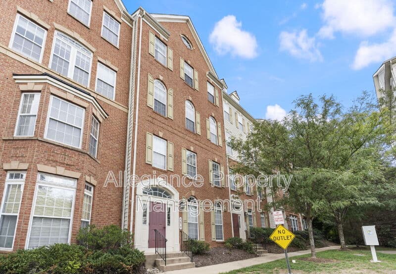 Alexandria House: 5675 Harrington Falls Ln