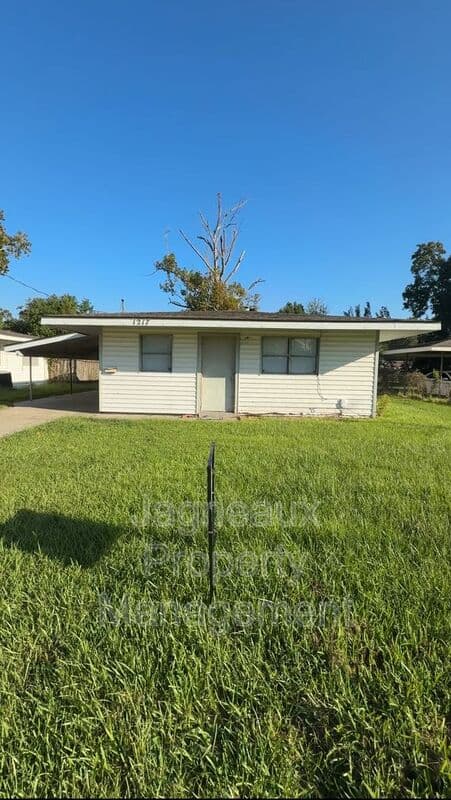 Lake Charles House: 1217 Sage Dr