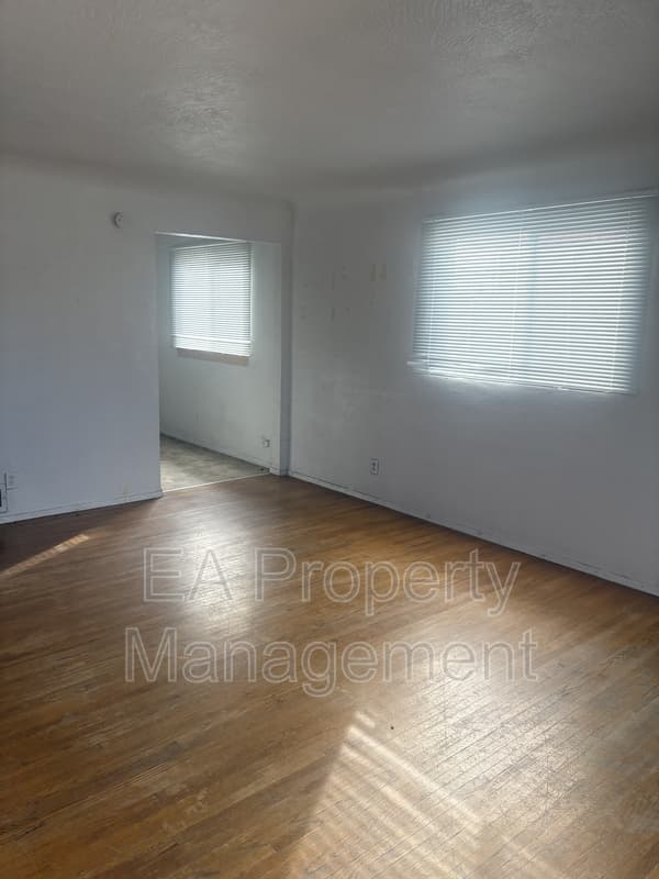 Albuquerque House: 440 Alcazar St SE