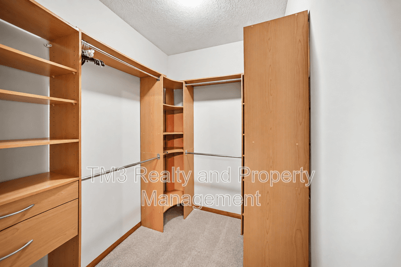 Olathe House: 21922 West 121st Terrace