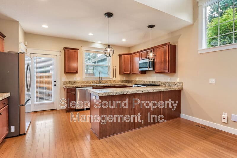 Portland House: 857 N Winchell St