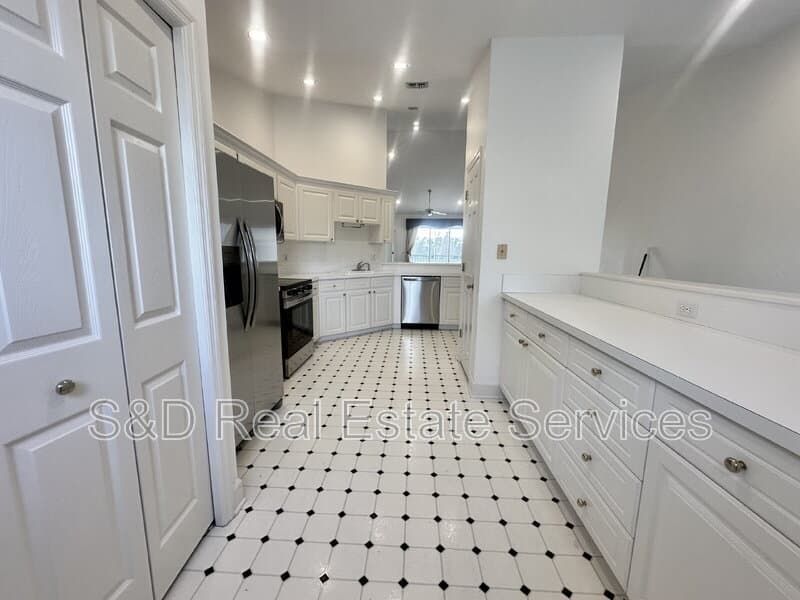 Lakeland Condo: 447 Enclave Place