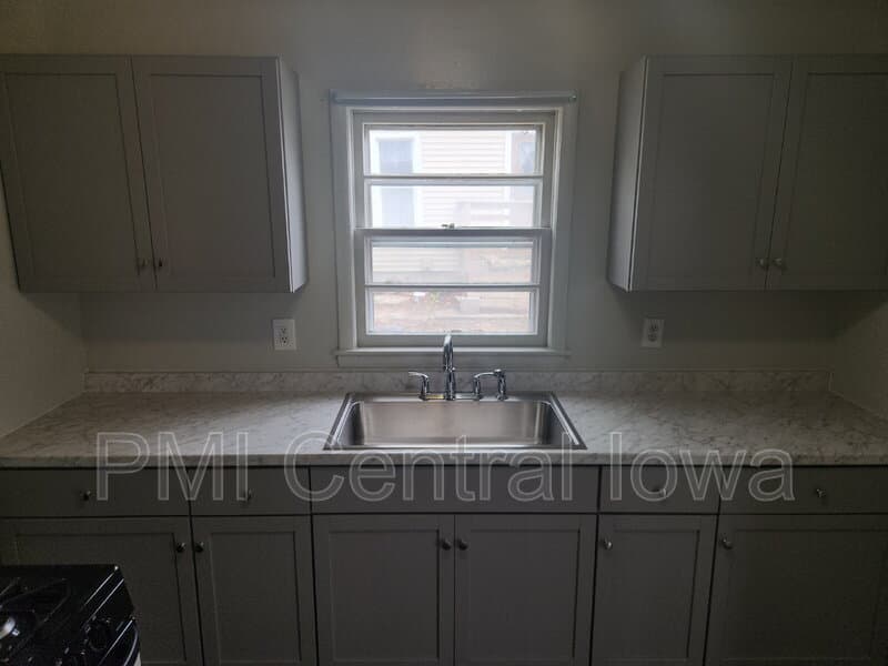 Des Moines House: 290 E 17th St