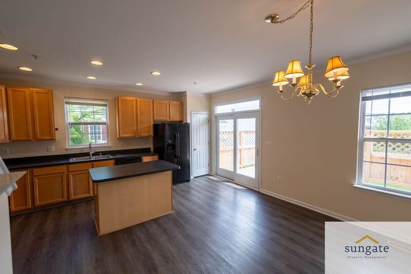 Rosedale Townhome: 11 Hallsdale Ct