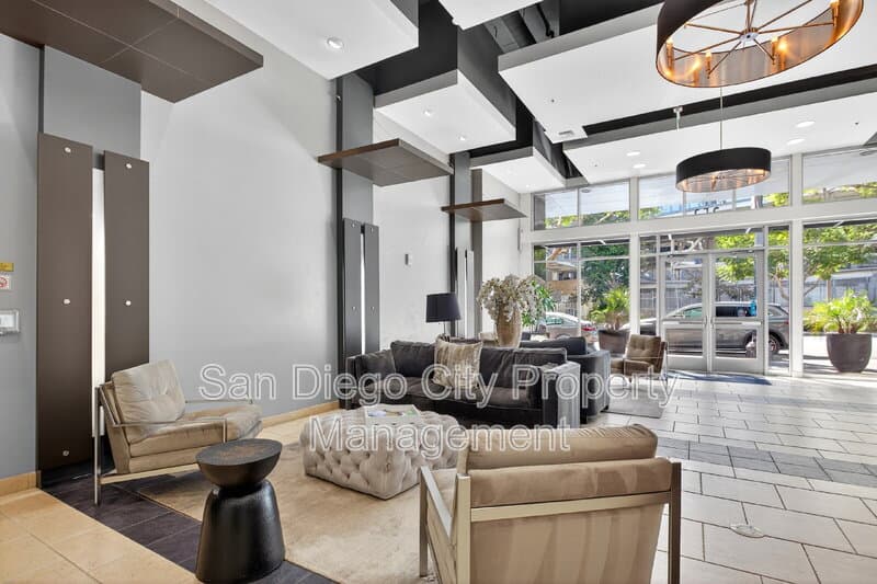 San Diego House: 253 10th Ave