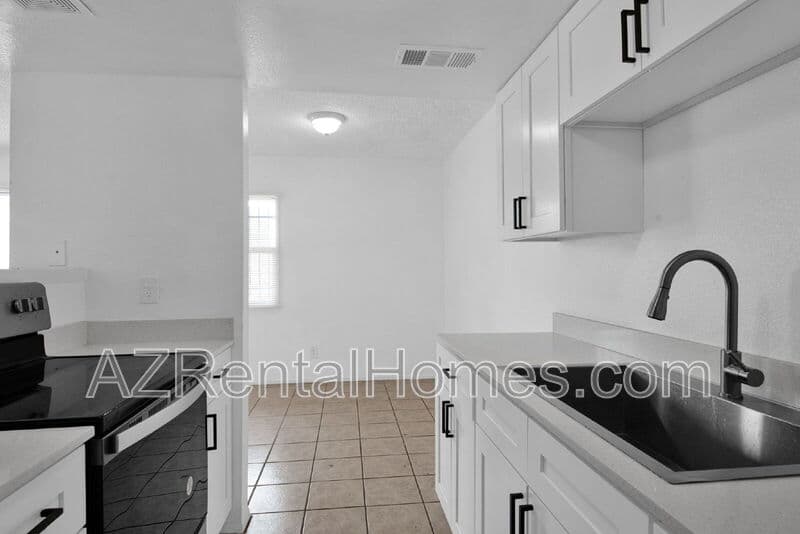 Phoenix Townhome: 4715 E Jones Ave