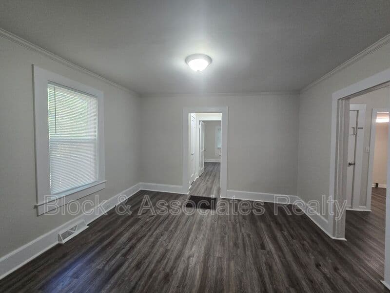 Greensboro House: 3844 Green Point Dr