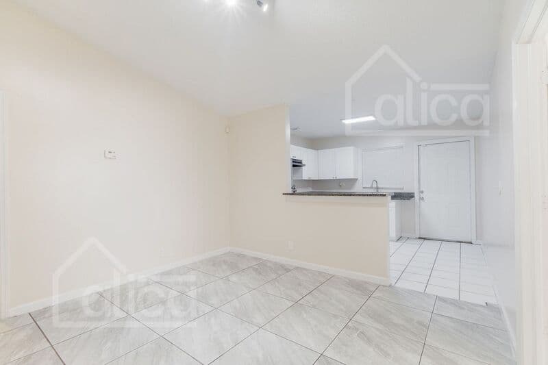 Riviera Beach House: 742 W 6th St