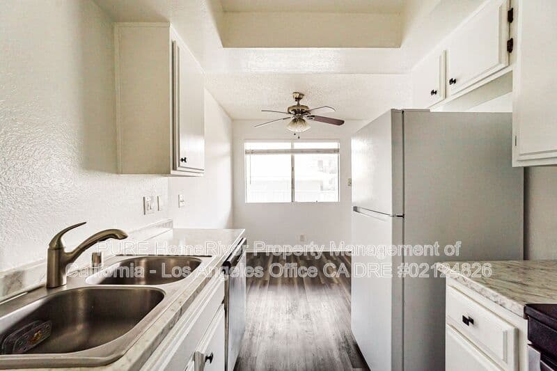 Hawthorne Condo: 13707 Yukon Ave