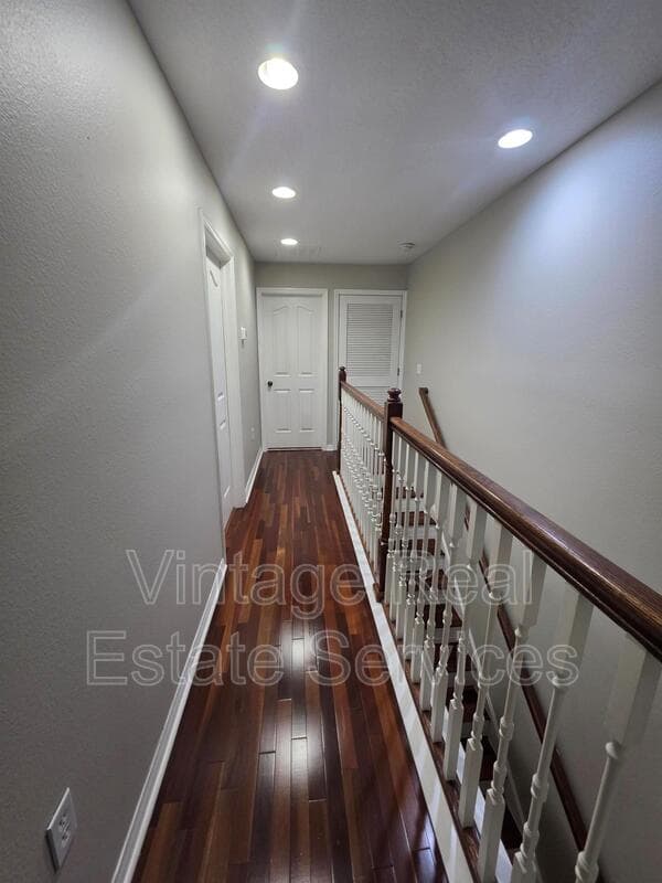 Tampa House: 8110 Silent Creek Dr