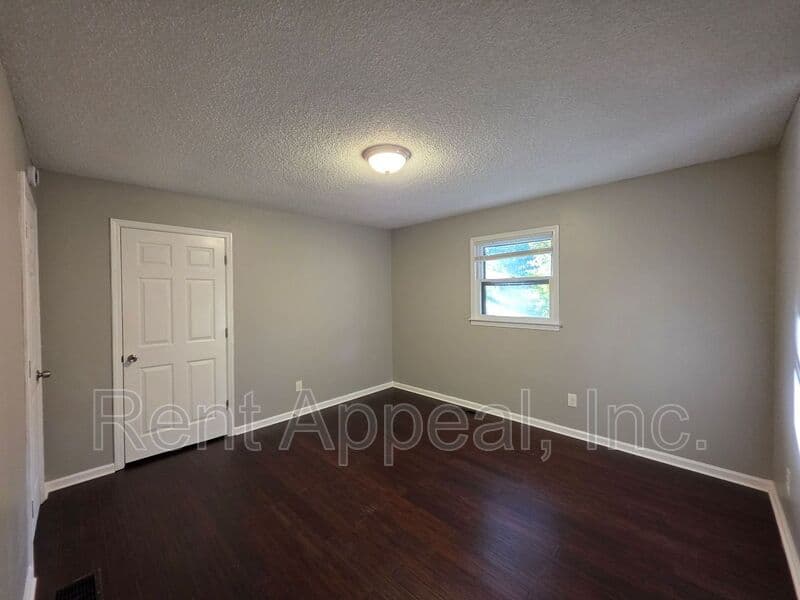 Suwanee House: 3734 Smithtown Rd