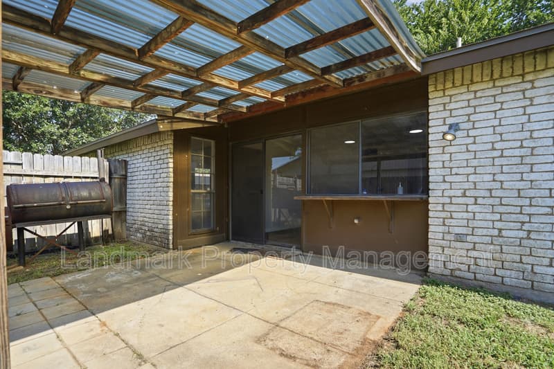 Arlington House: 2711 Treeview Drive